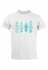 Weißes T-Shirt mit vier blauen Surfboard-Designs in verschiedenen Mustern. Darunter steht in hellblau "LONG BEACH".