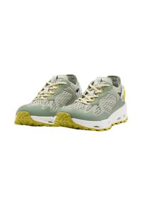 Scarpe da ginnastica verde chiaro con tomaia in rete, dettagli gialli e suola in gomma testurizzata. Presentano lacci con motivo e tallone rinforzato.