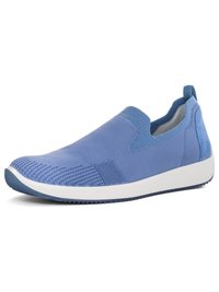 Hellblaue Slip-on-Sneaker mit gestricktem Obermaterial, gepolsterter weißer Sohle und strukturiertem Zehenbereich, leicht schräg auf weißem Hintergrund gezeigt.