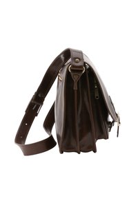 Borsa in pelle marrone con finitura lucida, dotata di una larga tracolla, zip dorata e design plissettato sui lati.