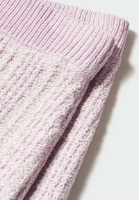 Écharpe tricotée violet clair pliée avec bords côtelés et motif tissé texturé sur fond blanc.