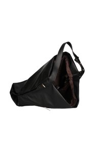 Zwarte lederen tas met een asymmetrisch ontwerp, voorzien van een enkele schouderband en een contrasterende bruine binnenkant. Inclusief een ritsvakdetail.