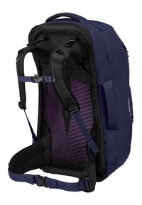 Mochila con exterior azul marino, correas negras y soporte posterior acolchado morado; presenta un diseño ergonómico y hebillas ajustables.