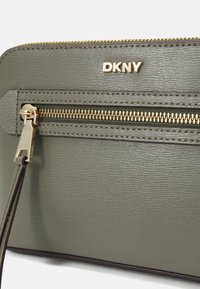 DKNY BRYANT - Torba čez telo - olive