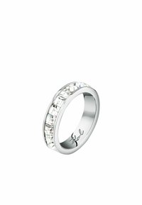 Anello in argento con una fila di cristalli trasparenti rettangolari incastonati in un design elegante. All'interno è inciso il marchio.