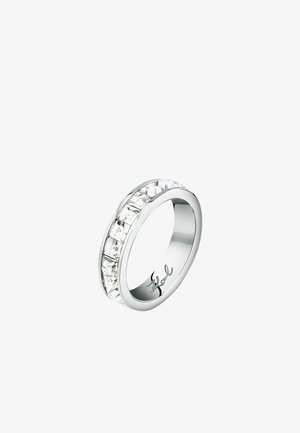 Anello in argento con una fila di cristalli trasparenti rettangolari incastonati in un design elegante. All'interno è inciso il marchio.