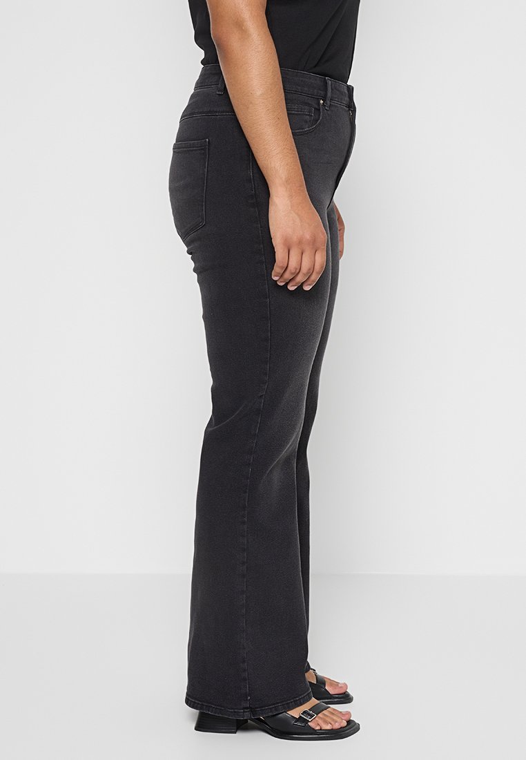 Schwarze, flared Jeans mit mittelhohem Bund, die Seitentaschen und einen glatten, strukturierten Stoff aufweisen. Abgerundet mit einer geraden Passform bis zum Saum.