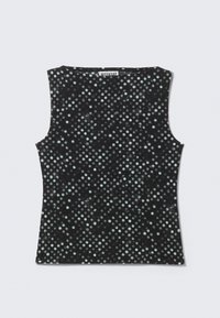 Top negro sin mangas con un patrón de lunares azul claro. Textura suave con cuello redondo y forma ajustada. Etiqueta de la marca visible.