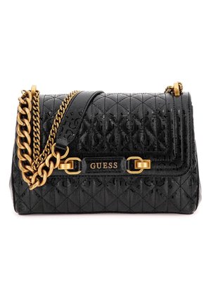 Sac à main en cuir matelassé noir Guess avec bandoulière chaîne dorée et plaque logo dorée sur le rabat avant.