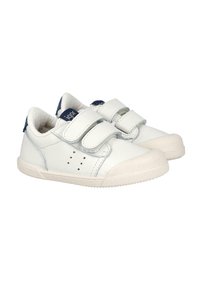 Zapatillas blancas para niños con dos tiras de velcro, lengüetas en el talón en color marino y punteras y suelas de goma texturizada.