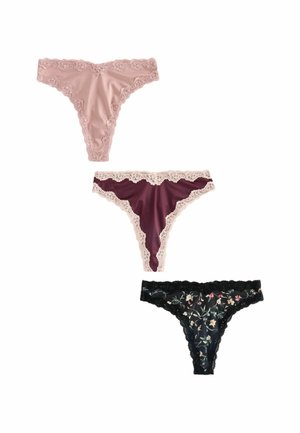 Drie paren dames stringondergoed: lichtroze en bordeaux met kantafwerking; zwart met bloemmotief en kantenslijp.