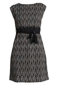 Czarna sukienka z geometrycznym wzorem łańcucha w kolorze białym, dopasowana w talii z paskiem do związania i rękawami typu cap. Gładka tekstura materiału.
