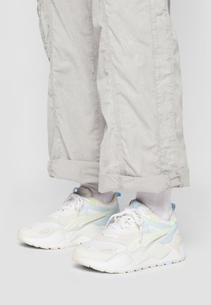 Trainers - white