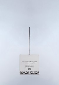 Anhänger mit schwarzer Schnur, auf dem steht, dass das Produkt aus 30 % recyceltem Rohmaterial besteht, Webseitenlink und der Markenname Napapijri unten.