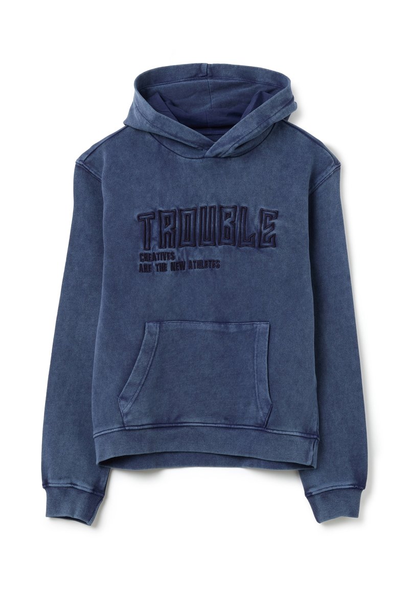 Felpa con cappuccio blu e tasca frontale. Presenta la scritta ricamata "TROUBLE" e "I CREATIVI SONO I NUOVI ATLETI" in filo scuro a contrasto.