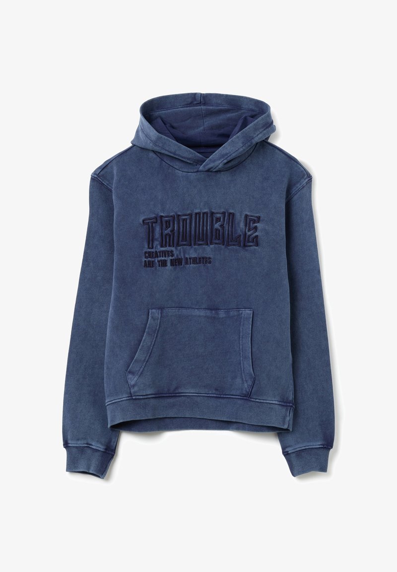 Sudadera con capucha azul y un bolsillo frontal. Presenta texto bordado "TROUBLE" y "LOS CREATIVOS SON LOS NUEVOS ATLETAS" en hilo oscuro de contraste.