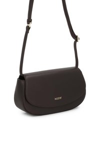 Brązowa skórzana torba na ramię z klapą, złotym logo, smukłym regulowanym paskiem i gładką, elegancką teksturą.