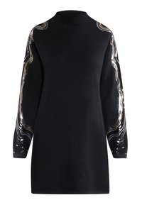 Robe-pull noire avec un col montant et des manches longues, ornée de détails en sequins métalliques ondulés argentés et dorés sur les manches.