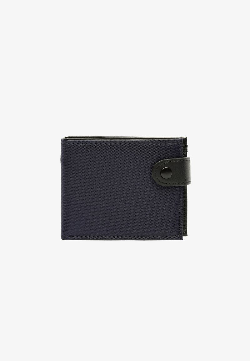 Mornarsko modra denarnica iz teksturirane tkanine z črnim usnjenim trakom in zapiranjem na gumb. Ima kompaktno pravokotno obliko.