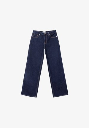 Jeans a gamba larga di colore blu scuro con chiusura frontale con bottoni e cerniera, tasche anteriori e posteriori, e cuciture a contrasto su sfondo bianco.