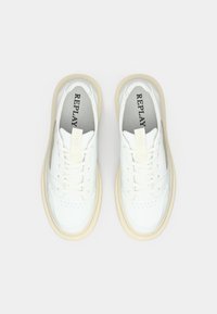 Weiße Ledersneaker mit glatter Oberfläche, cremefarbener Gummisohle, Schnürdesign und "REPLAY"-Logo auf der Zunge und der Seite.
