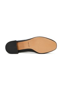 Scarpa in pelle nera con suola piatta, caratterizzata da una tomaia liscia, punta tondeggiante e un'inserto in gomma testurizzata sul tallone. Logo distintivo sulla parte inferiore.