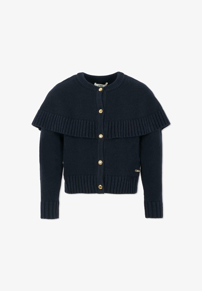 Granatowy dziergany kardigan z falbą o prążkowanym wykończeniu, złotymi guzikami z przodu i długimi rękawami.