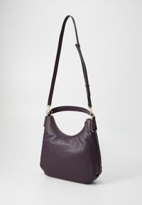 Borsa a spalla in pelle viola con silhouette curva, cintura singola regolabile e dettagli in metallo dorato. Finitura testurizzata.
