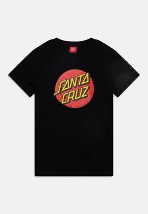Czarna koszulka z krótkim rękawem z czerwonym okręgiem i wyraźnym żółtym logo tekstowym "Santa Cruz" umieszczonym centralnie z przodu.
