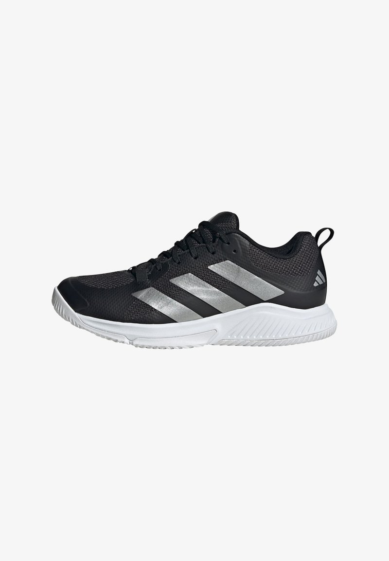 Schwarzer Sportschuh mit silbernen Akzenten, Obermaterial aus Mesh, runde Zehenpartie, strukturierte Sohle und flache Schnürsenkel. Verfügt über drei diagonale Streifen an der Seite.