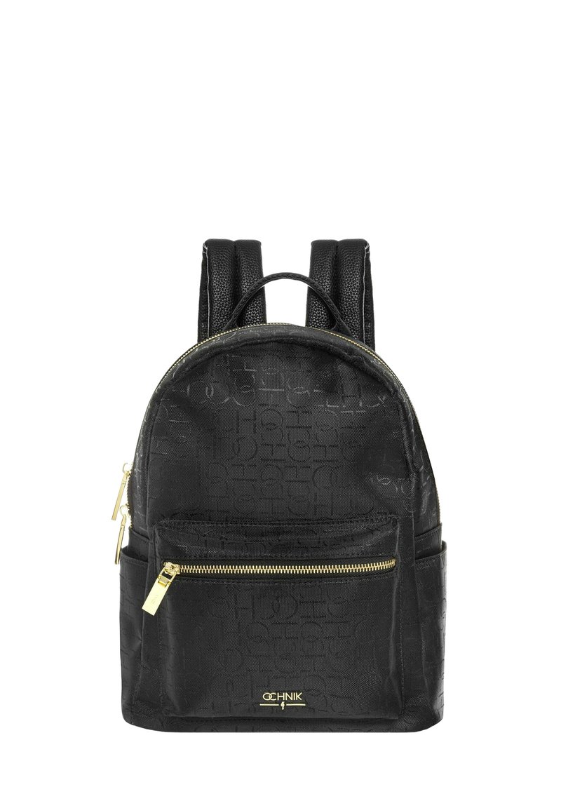 Czarny plecak wykonany z teksturowanego materiału o zaokrąglonym kształcie. Posiada przednią kieszeń na zamek i złote akcenty metalowe.