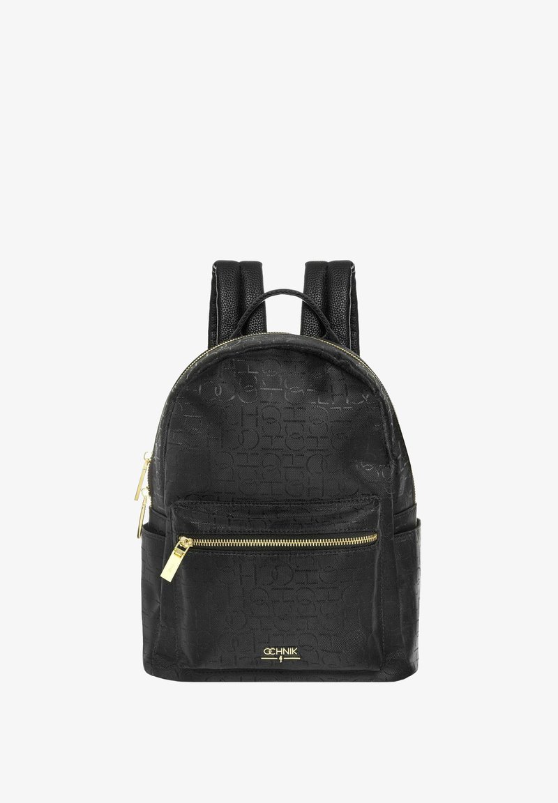Czarny plecak wykonany z teksturowanego materiału o zaokrąglonym kształcie. Posiada przednią kieszeń na zamek i złote akcenty metalowe.