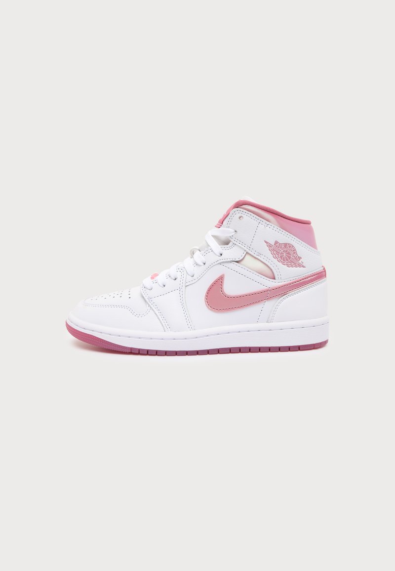 Άσπρο και ροζ ψηλό αθλητικό παπούτσι Nike Air Jordan με ροζ λογότυπο και σόλα, εμφανίζεται από το πλάι σε ένα απλό φωτεινό φόντο.