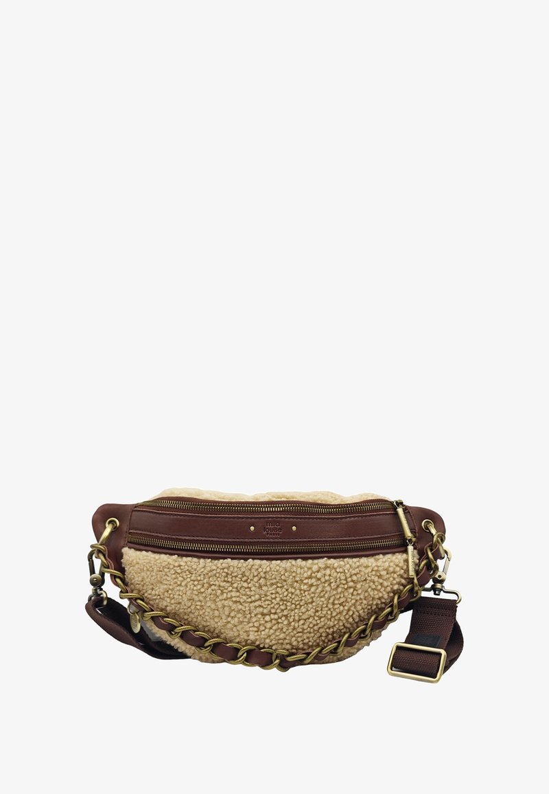 Banane en fausse fourrure avec des accents en cuir brun, matériel doré et une sangle tressée. Comprend un compartiment principal zippé.