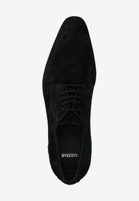 Zwarte suède dresschoenen met een spitse neus, vetersluiting en een gladde textuur. Schoon ontwerp zonder zichtbare versieringen.