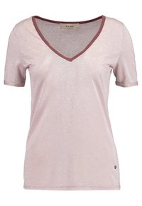 Lyserød T-shirt med korte ærmer og V-udskæring samt en skinnende tekstur. Har en kontrastfarvet bordeaux kant rundt om halsudskæringen.