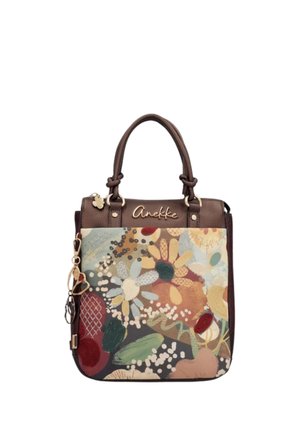 Borsa marrone con doppi manici, motivo floreale multicolore sulla parte anteriore, logo del marchio dorato "Anekke," e charm attaccati a una maniglia.
