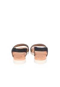 Svarta lädersandaler med en minimalistisk design, med två remmar och en brun fotbädd, placerade på en vit gummisula.