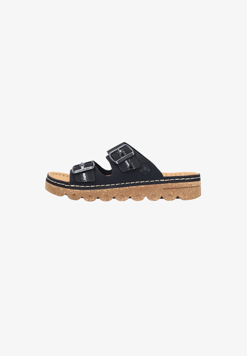 Czarne sandały na płaskiej podeszwie z dwiema regulowanymi srebrnymi klamrami, teksturowanym wierzchem oraz podeszwą przypominającą korek z falistym brzegiem.