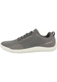 Graue leichte Sneakers mit einem atmungsaktiven Mesh-Obermaterial, strukturierten Details und einer weißen Gummisohle mit geometrischem Muster.