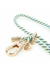 Corda intrecciata blu chiaro con accenti neri e gialli, dotata di hardware dorato e un fermaglio. Include un ciondolo decorativo e un tirazip.