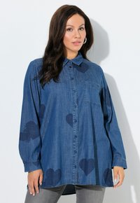 Denim overhemd met knopen en lange mouwen, met donkerblauwe hartjespatronen. Voorzien van een borstzak en een afgeronde zoom voor extra lengte.