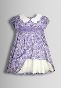 Lilla lillekleit valgete pitskraega, pitsitud vöökohaga, lühikeste pufvarrukatega ja osaliselt nähtava valge tuulealusega seelikualuskihiga.