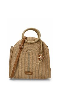 Bolso de mano tejido en tono beige con parte superior redondeada, que presenta acentos metálicos, un diseño texturizado y una correa desmontable. Incluye un borlón decorativo.