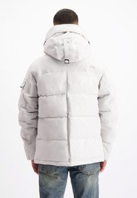 Lichtgrijze pufferjas met een capuchon, voorzien van gewatteerde vulling en een gladde, glanzende afwerking. Inclusief een klein logo nabij de hals.