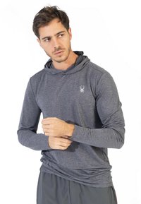 Herre grå langærmet hoodie lavet af tekstureret stof med hætte og et lille logo på brystet, med en afslappet pasform.