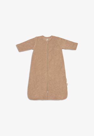 Sac de couchage pour bébé beige à manches longues, fabriqué en matériau doux, avec une fermeture éclair à l'avant, présentant un design de lapin en relief sur la poche poitrine.