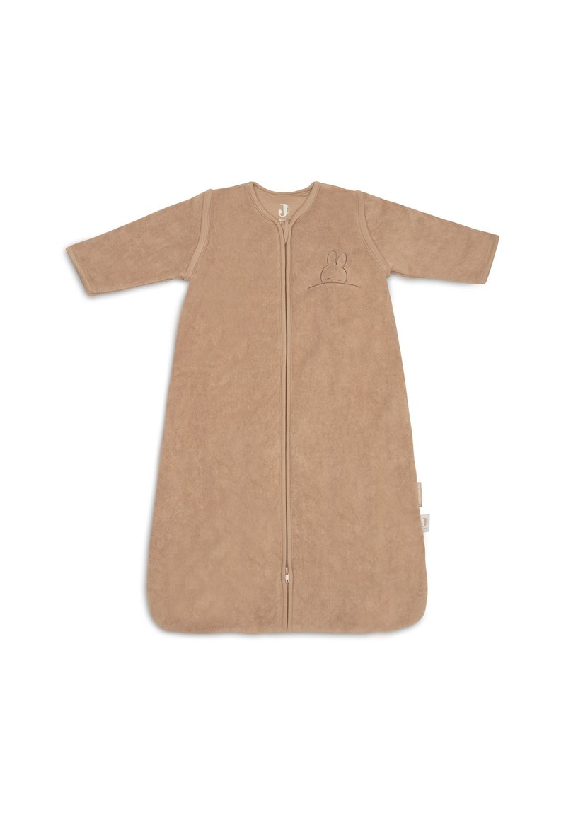 Sac de couchage pour bébé beige à manches longues, fabriqué en matériau doux, avec une fermeture éclair à l'avant, présentant un design de lapin en relief sur la poche poitrine.