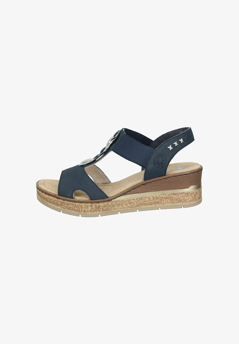 Sandales compensées marines avec un design à bout ouvert, des sangles élastiques et des accents métalliques. Talon en style liège et semelle intérieure douce et texturée.