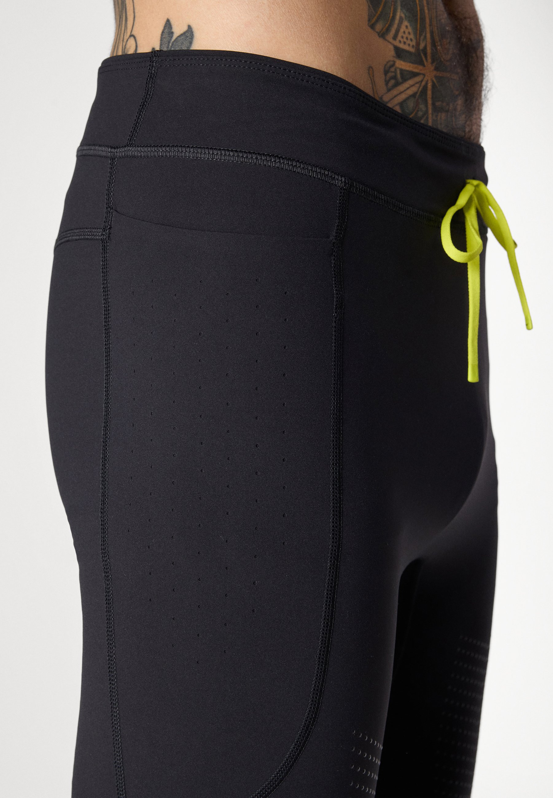 HOKA SKYBREEZE HALF - Short running tights - black - Zalando